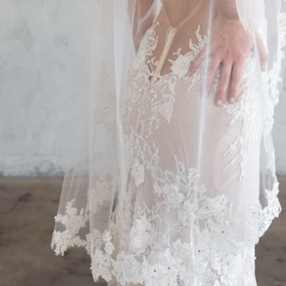BRIDES AND HAIRPINS
Floral Lace Tulle Fingertip Veil Ivory Retail $235 NIB - Picture 13 of 15